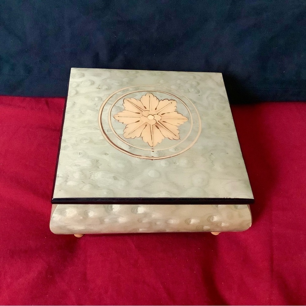 Ercolano music box with inlaid florals